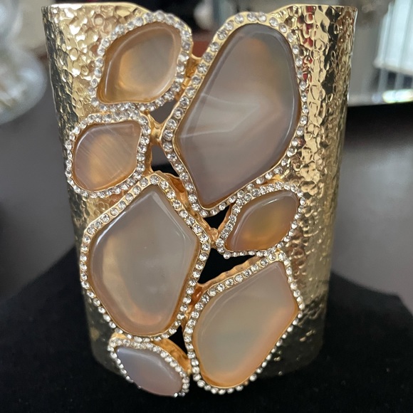 NWOT Gold Hammered Cuff wit Stones Set - Picture 4 of 5